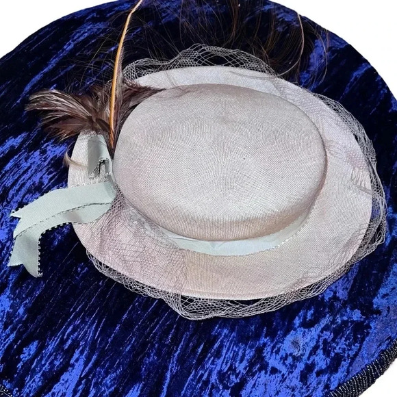 Vintage Mr. John 1950's Kentucky Derby Flapper Hat with Netting Bow and Feathers - Picture 7 of 7